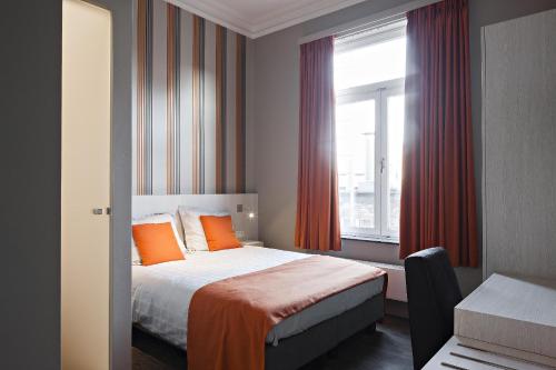 Hotel Duivels Paterke Harelbeeksestraat 29, 8500 Kortrijk客房内的一张或多张床位