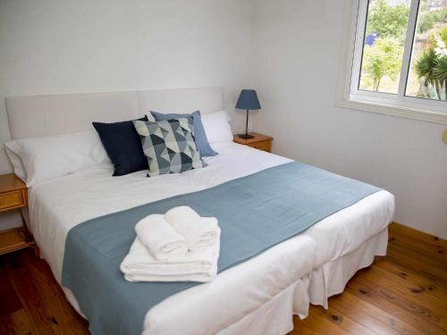 奥伦塞A Casiña Casa Rural en Galicia的一间卧室配有一张大床和毛巾