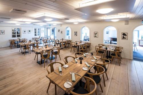 比伦德The Lodge Billund的一间设有木桌和椅子的餐厅
