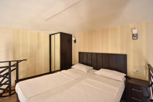 埃里温Apartment Koryun 1的一间卧室配有一张带白色床单的大床
