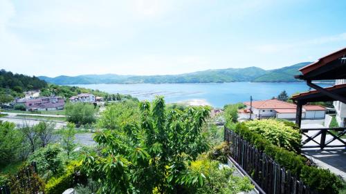 格拉瓦塔斯Penev guest house的享有湖景。