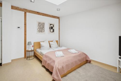 柏林Urban city home的一间卧室配有一张带粉色毯子的床