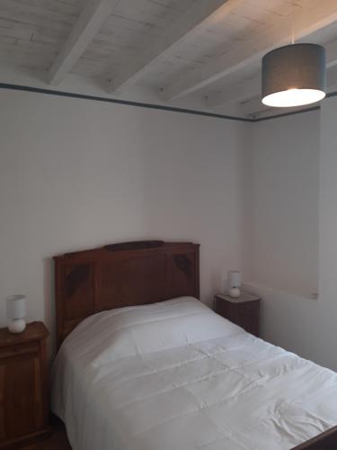 Villesequelandela maison des vendangeurs的卧室配有白色的床和2个床头柜