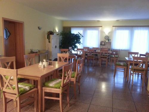 Ostrau祖尔林德酒店的用餐室配有木桌和椅子