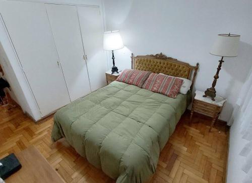 布宜诺斯艾利斯San Benito 1538 by depptö的一间卧室配有一张带绿色棉被的床