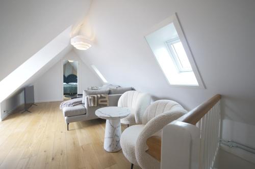 哥本哈根Carolinas Apartment - RAP 5的客厅配有白色家具和天窗