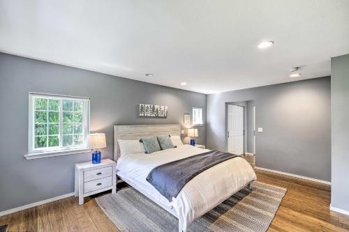 北湾Riverside North Bend Oasis Stunning Mtn View的一间卧室设有一张大床和一个窗户。