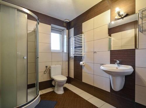 克罗奇琴科Pokoje gościnne u Bożenki的浴室配有卫生间、盥洗盆和淋浴。