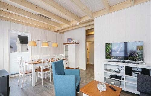 奥尔本尼兹Nice Home In Ostseeresort Olpenitz With Kitchen的客厅配有餐桌和电视