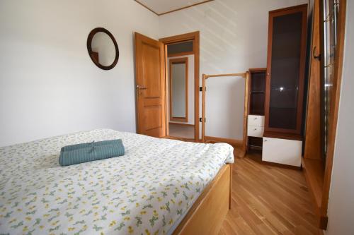 博维茨Apartma Tima的一间卧室配有一张床和镜子