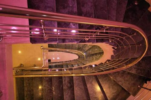 卡拉奇Royal Accommodation的大楼内螺旋楼梯的景色
