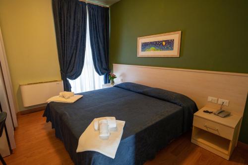 特拉诺瓦-布拉乔利尼Hotel Break House Ristorante的酒店客房设有床和窗户。