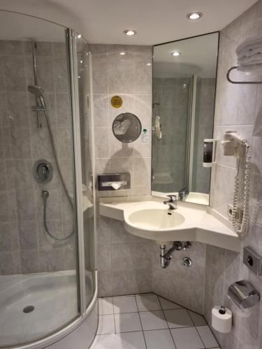慕尼黑myMINGA4 - Hotel & serviced Apartments的一间带水槽和淋浴的浴室