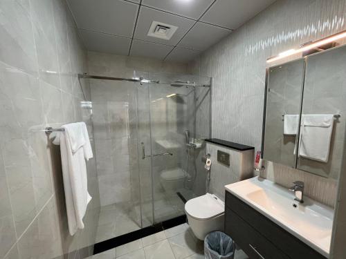 迪拜Penrose Place Dubai JVC的带淋浴、卫生间和盥洗盆的浴室