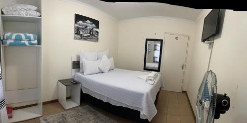 蓬戈拉Ncotshane BnB的小房间设有床和电视