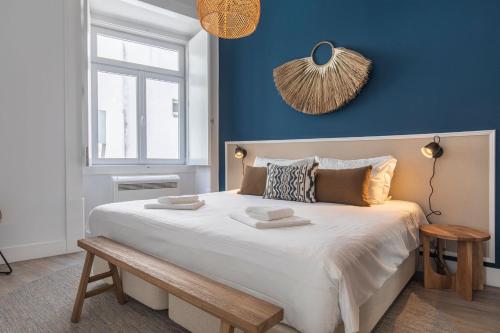 里斯本Ando Living - Abrantes Flats的一间卧室设有一张蓝色墙壁的大床