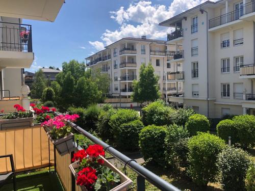 圣朱利安恩因Beautiful Apartment near Geneva的公寓内带鲜花的阳台