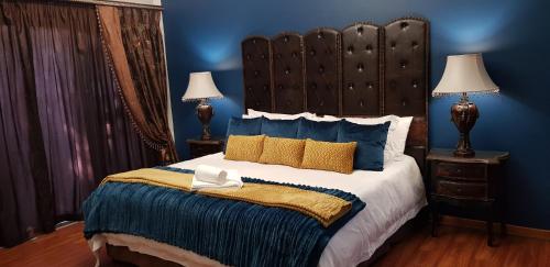 克龙斯塔德Lamon Guesthouse的一间卧室配有一张带蓝色墙壁的大床