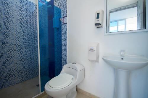 科韦尼亚斯Hotel Palma Linda的浴室配有卫生间、盥洗盆和淋浴。
