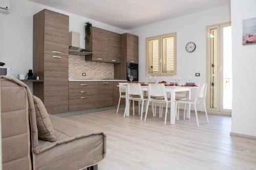 拉古萨码头Endless Summer Apartment的厨房以及带桌椅的用餐室。