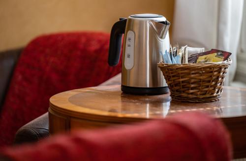 瑟德港Christos Hotel的桌上的咖啡壶,上面有篮子