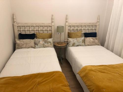 阿维莱斯La casita de El Montan Baja的卧室内两张并排的床
