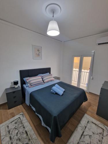 雅典Luxury apartment in Sepolia的一间卧室配有一张带蓝色毯子的大床
