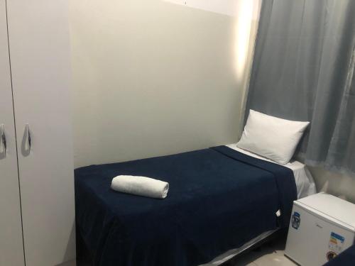里奥韦尔迪Ágape Hotel的小房间,床上带毛巾
