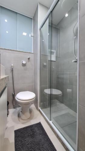 里约热内卢MARAVILHOSO ESTÚDIO- PRAIA DE BOTAFOGO的一间带卫生间和玻璃淋浴间的浴室
