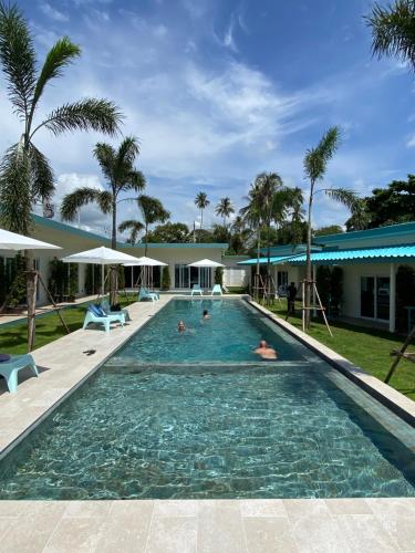 卡农勒派提特圣特罗佩度假屋的和度假村内的人一起使用的游泳池