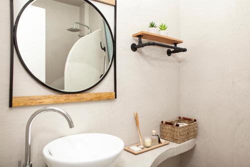 尼坡帝Flamingo View Suites的一间带水槽和镜子的浴室
