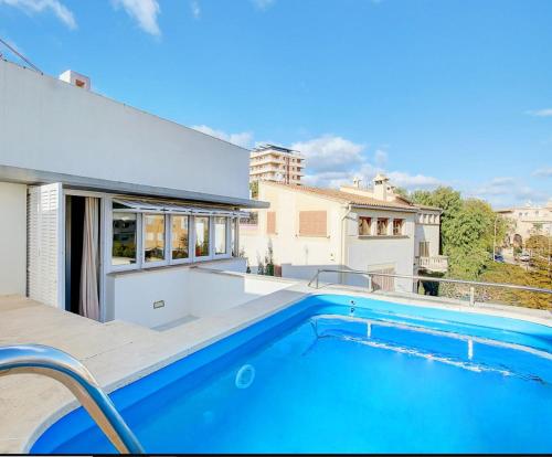 马略卡岛帕尔马Villa Bonanova Style的一座房子后院的游泳池