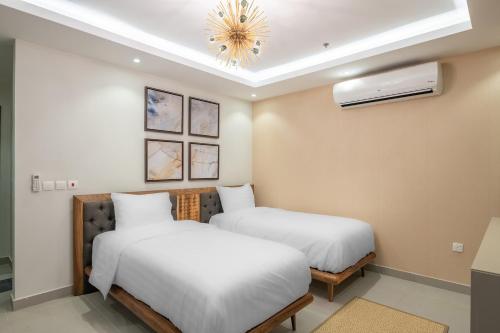 吉达Mabaat - Nala Al Rawdah - 604的天花板客房内的两张床