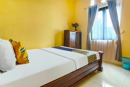 OYO HOMES 91242 Desa Wisata Cibuntu Kuningan Syariah客房内的一张或多张床位