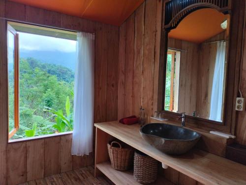 贾蒂卢维桑吉里 - 高山露营营地的一间带大水槽和窗户的浴室