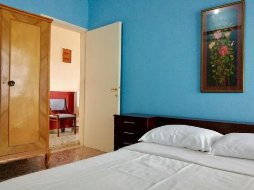 TíkhionAnogeio - Traditional house in Tikhion的一间卧室设有一张床和蓝色的墙壁