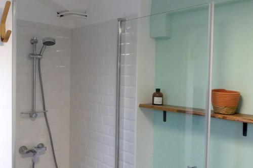 吉尼亚克Néo Cévenols Hostel的浴室里设有玻璃门淋浴