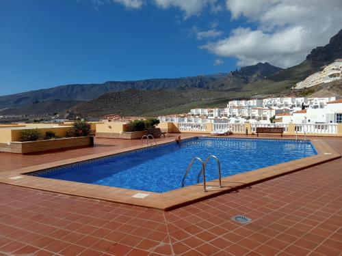阿德耶Balcon Atlantico Holiday Tenerife的度假村中央的游泳池