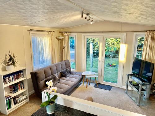 NewbridgeNew Forest Hideaway- Self Catering Accommodation的带沙发和电视的客厅