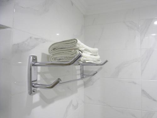 基希讷乌现代公寓的白色大理石浴室内的毛巾架