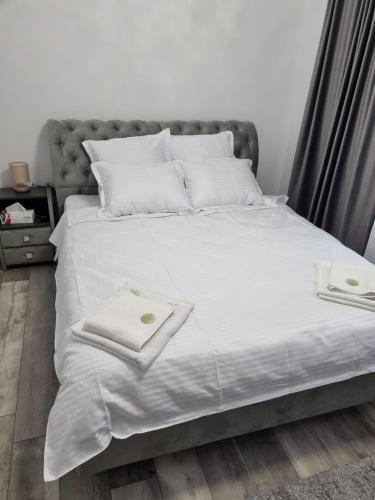 克勒拉希Anto1的一张带白色床单和毛巾的床
