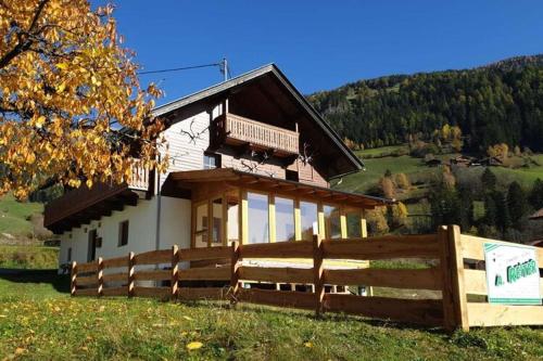 大基希海姆Chalet in Grosskirchheim in Carinthia with sauna的前面有围栏的房子