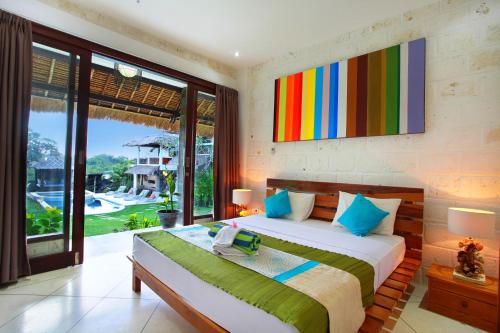 金巴兰巴厘岛舞蹈山峰美式旅馆的卧室配有一张色彩缤纷的壁画床。