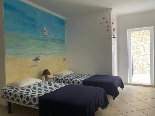 拉戈斯拉各斯码头旅馆的墙上画画的房间里设有两张床