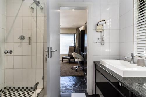 斯泰伦博斯Life & Leisure Boutique Guesthouse的一间带水槽和淋浴的浴室