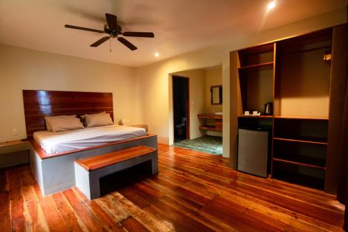 锡基霍尔Nakabalo Guesthouse & Restaurant的一间卧室配有一张床和吊扇