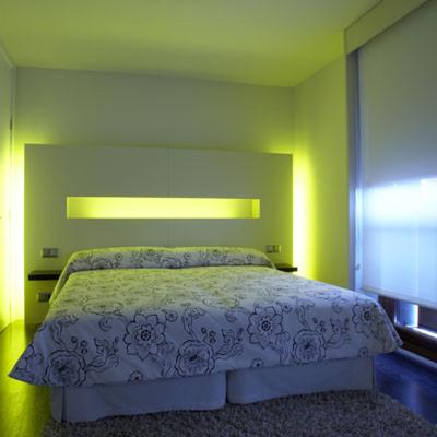 新阿森西奥Casa Marisa的一间位于绿色客房内的卧室,配有一张床