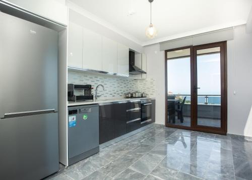 特拉布宗Gazioğlu Residence的一个带不锈钢用具的厨房和一个大窗户