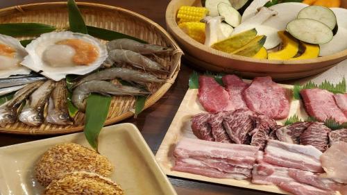 鉾田市Kakurega Shikinotsuki - Vacation STAY 13061v的一张桌子,上面有三篮子不同种类的食物