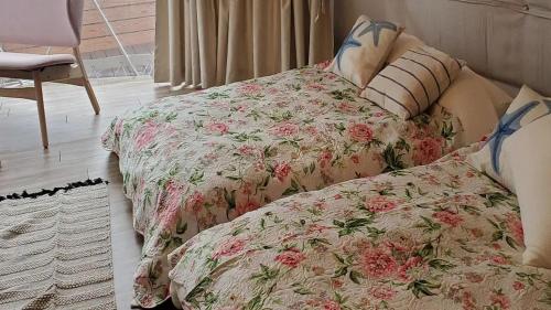 鉾田市Kakurega Shikinotsuki - Vacation STAY 13061v的一间卧室配有两张鲜花床。